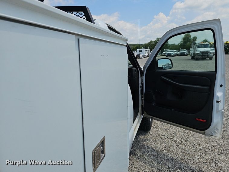 image for item DP0974 2005 Chevrolet Silverado 2500HD  utility bed pickup truck