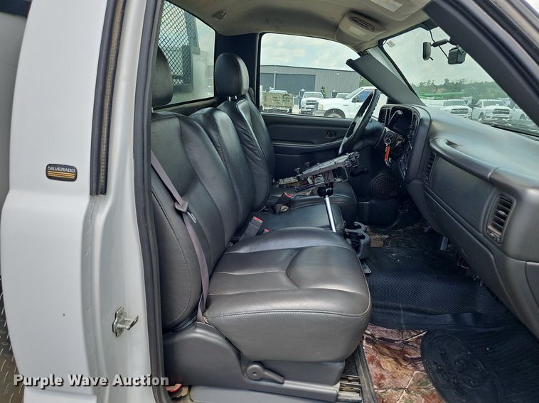 image for item DP0974 2005 Chevrolet Silverado 2500HD  utility bed pickup truck