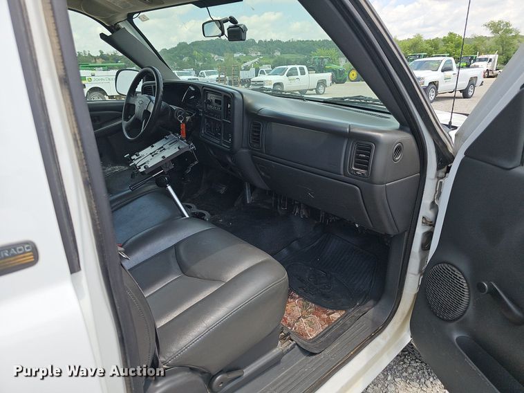 image for item DP0974 2005 Chevrolet Silverado 2500HD  utility bed pickup truck