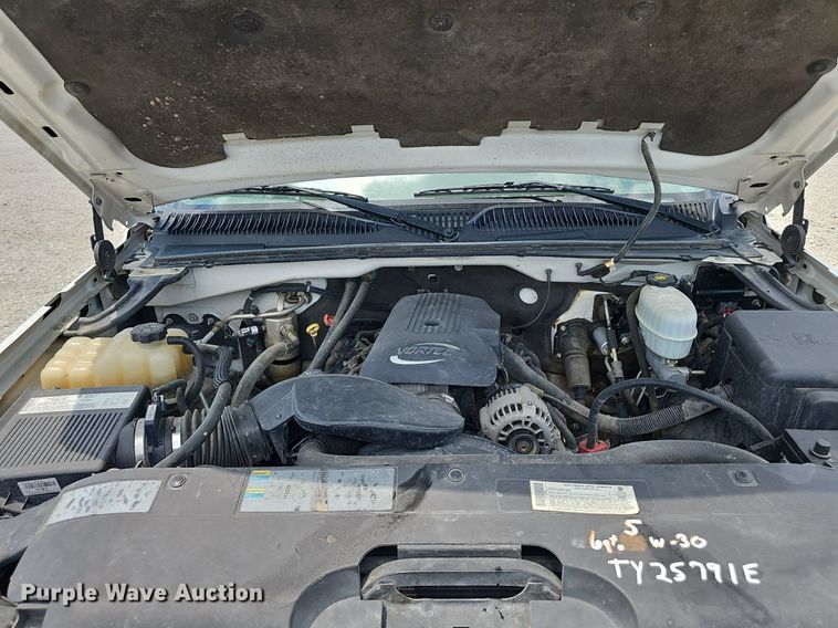 image for item DP0974 2005 Chevrolet Silverado 2500HD  utility bed pickup truck