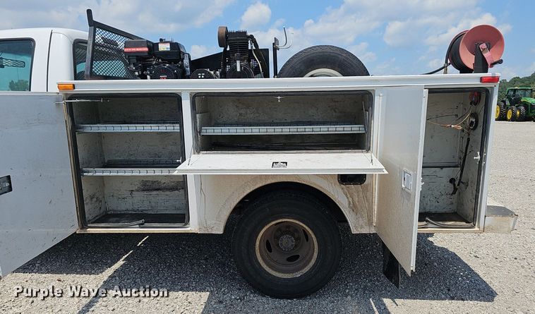 image for item DP0975 2004 Ford F350 Super Duty XLT utility bed pickup truck