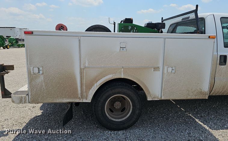 image for item DP0975 2004 Ford F350 Super Duty XLT utility bed pickup truck