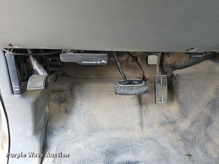 image for item DP0975 2004 Ford F350 Super Duty XLT utility bed pickup truck