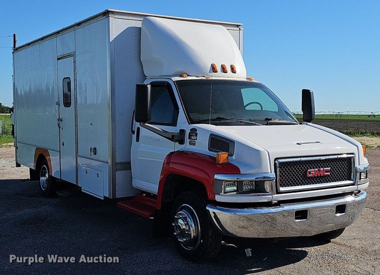 image for item DP0985 2006 GMC C5500 delivery truck