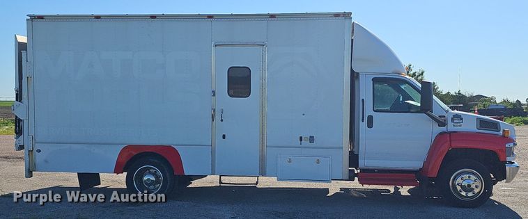 image for item DP0985 2006 GMC C5500 delivery truck