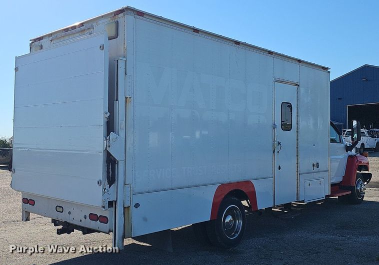 image for item DP0985 2006 GMC C5500 delivery truck