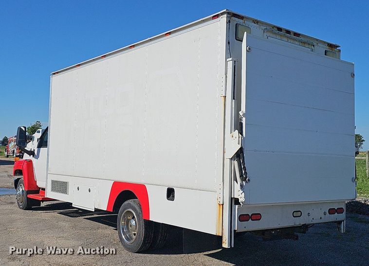 image for item DP0985 2006 GMC C5500 delivery truck