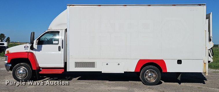image for item DP0985 2006 GMC C5500 delivery truck