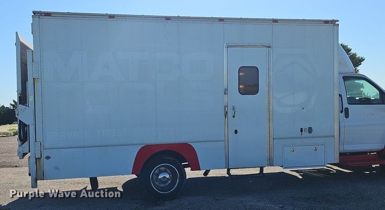 image for item DP0985 2006 GMC C5500 delivery truck