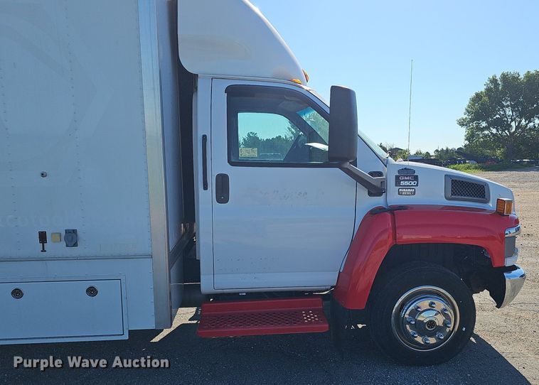 image for item DP0985 2006 GMC C5500 delivery truck