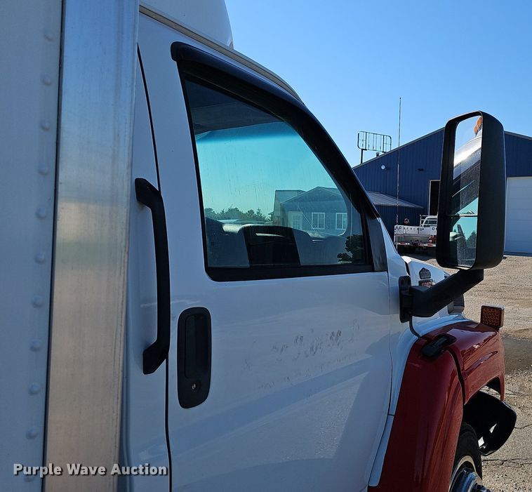 image for item DP0985 2006 GMC C5500 delivery truck