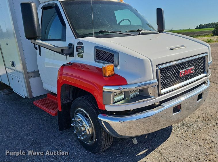 image for item DP0985 2006 GMC C5500 delivery truck