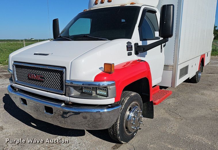 image for item DP0985 2006 GMC C5500 delivery truck