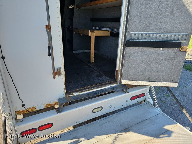 image for item DP0985 2006 GMC C5500 delivery truck