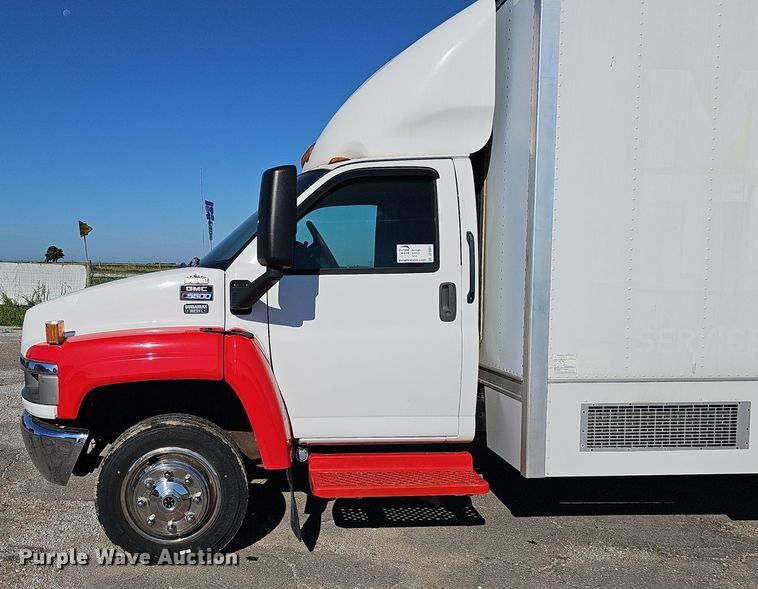 image for item DP0985 2006 GMC C5500 delivery truck