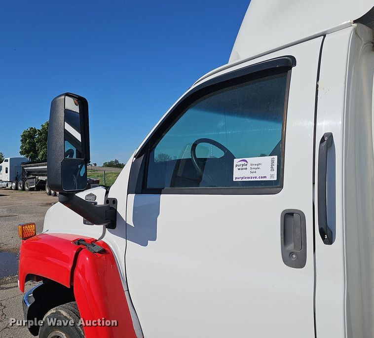 image for item DP0985 2006 GMC C5500 delivery truck