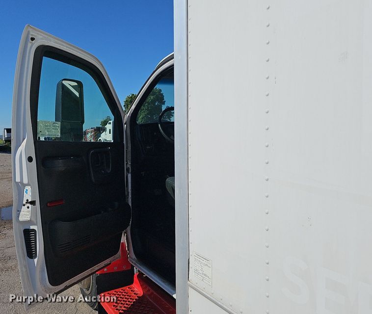 image for item DP0985 2006 GMC C5500 delivery truck