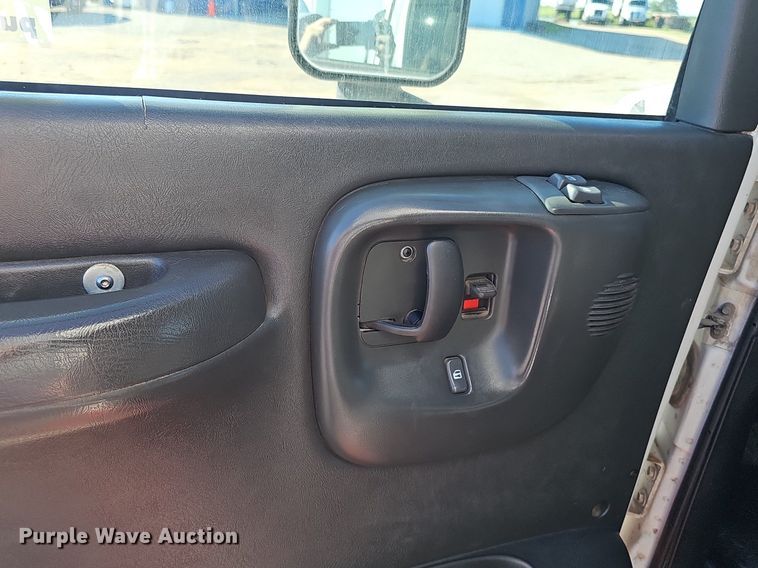 image for item DP0985 2006 GMC C5500 delivery truck