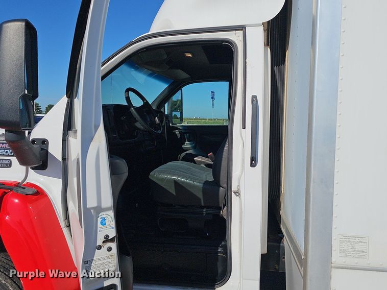 image for item DP0985 2006 GMC C5500 delivery truck