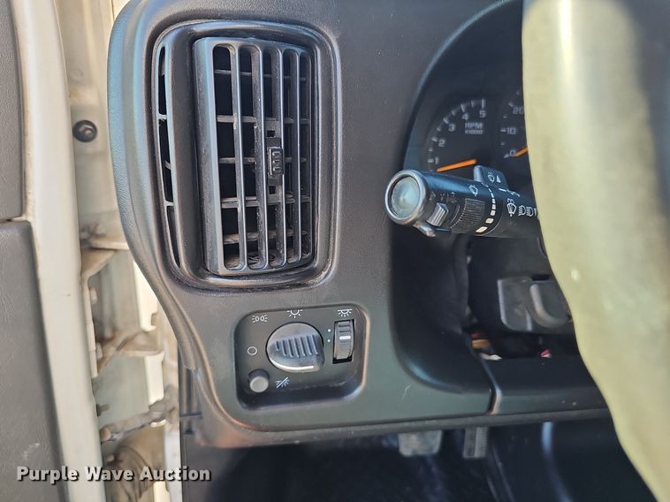 image for item DP0985 2006 GMC C5500 delivery truck