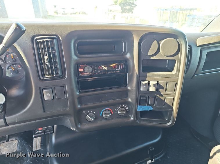 image for item DP0985 2006 GMC C5500 delivery truck