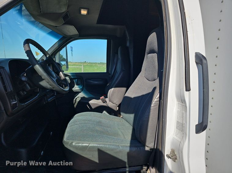 image for item DP0985 2006 GMC C5500 delivery truck