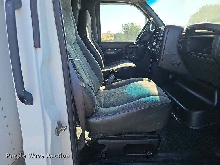 image for item DP0985 2006 GMC C5500 delivery truck