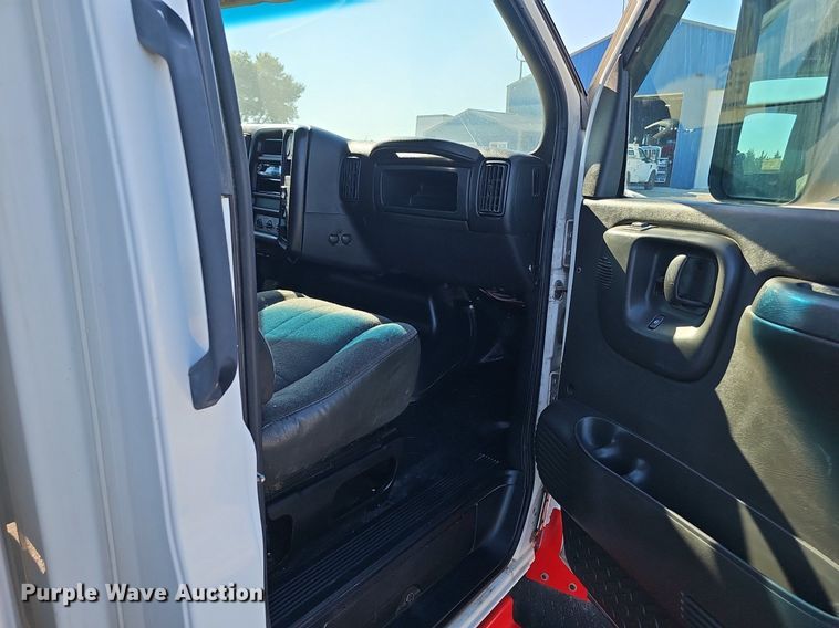 image for item DP0985 2006 GMC C5500 delivery truck