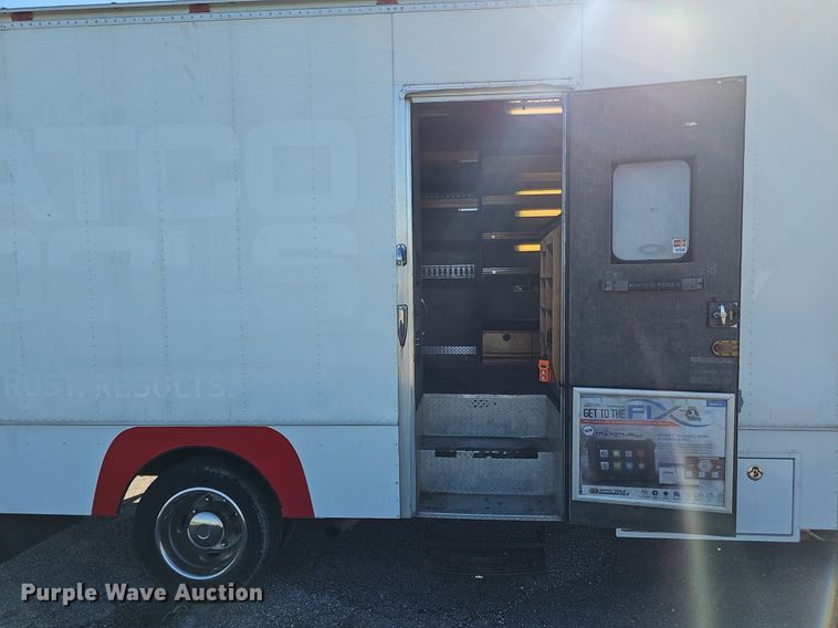 image for item DP0985 2006 GMC C5500 delivery truck