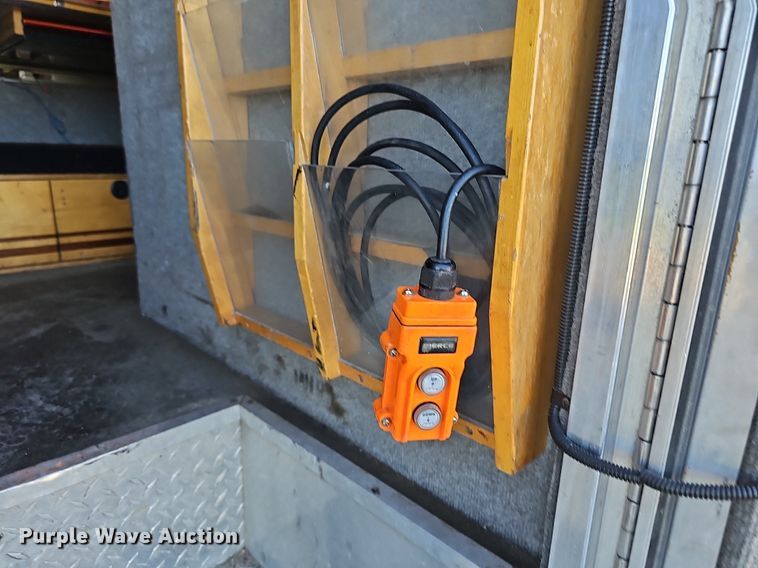 image for item DP0985 2006 GMC C5500 delivery truck