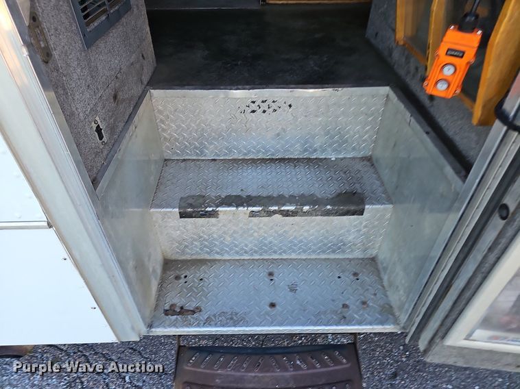 image for item DP0985 2006 GMC C5500 delivery truck