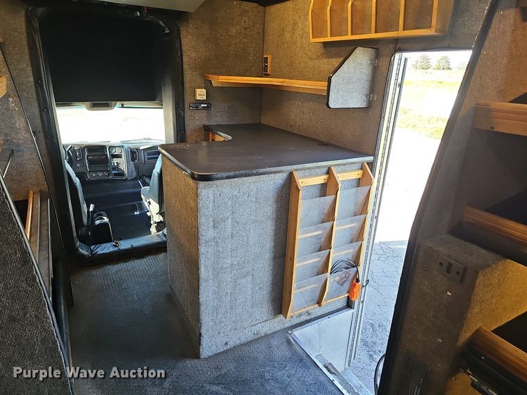 image for item DP0985 2006 GMC C5500 delivery truck