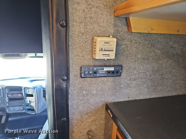 image for item DP0985 2006 GMC C5500 delivery truck