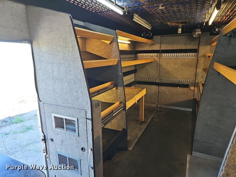 image for item DP0985 2006 GMC C5500 delivery truck