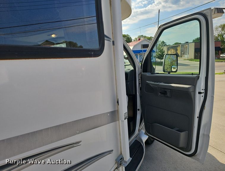 image for item DP0997 2005 Ford E450 Super Duty RV