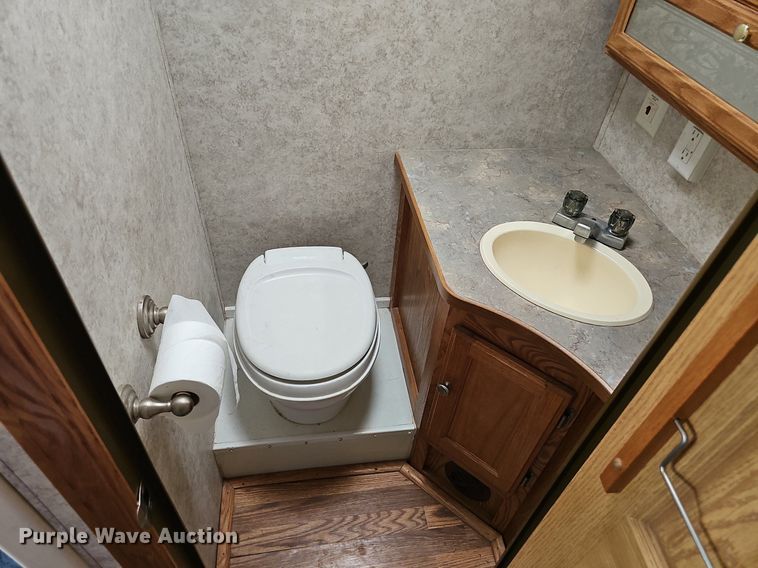 image for item DP0997 2005 Ford E450 Super Duty RV