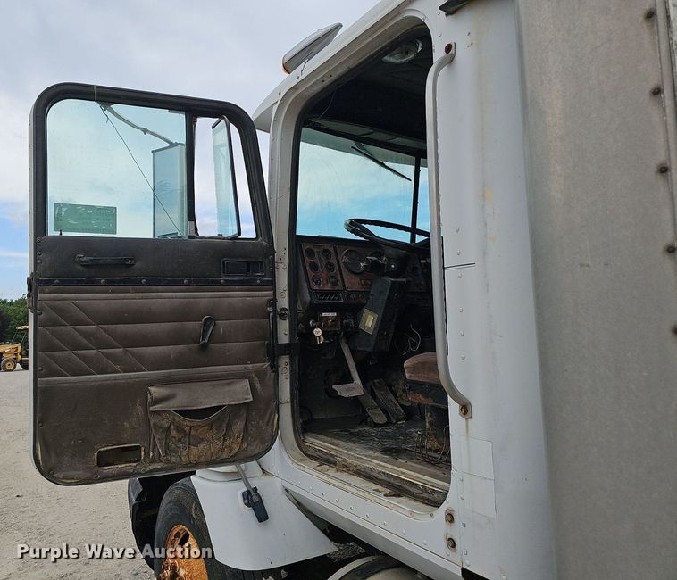 image for item DP6480 1994 International 9200 box truck