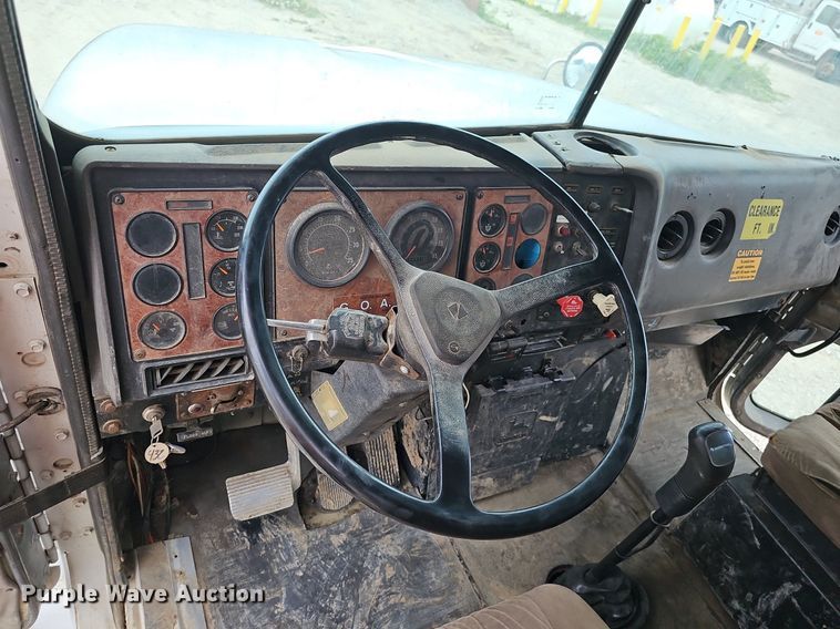 image for item DP6480 1994 International 9200 box truck