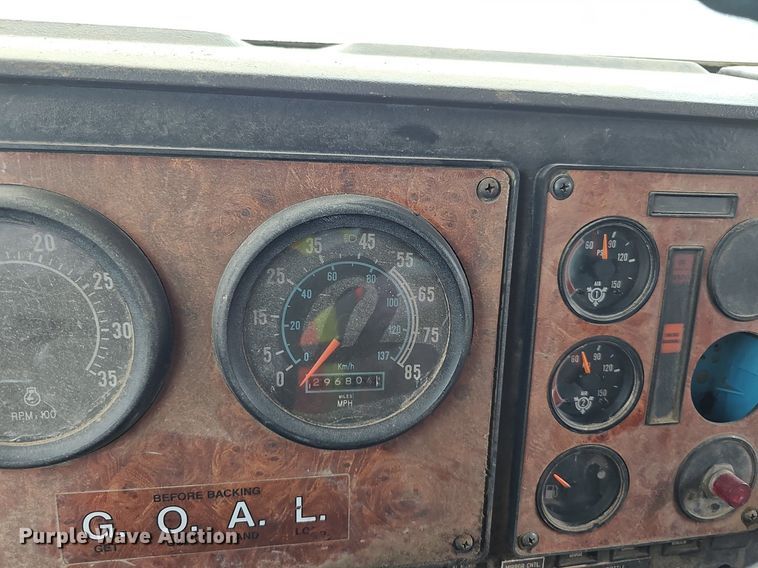 image for item DP6480 1994 International 9200 box truck