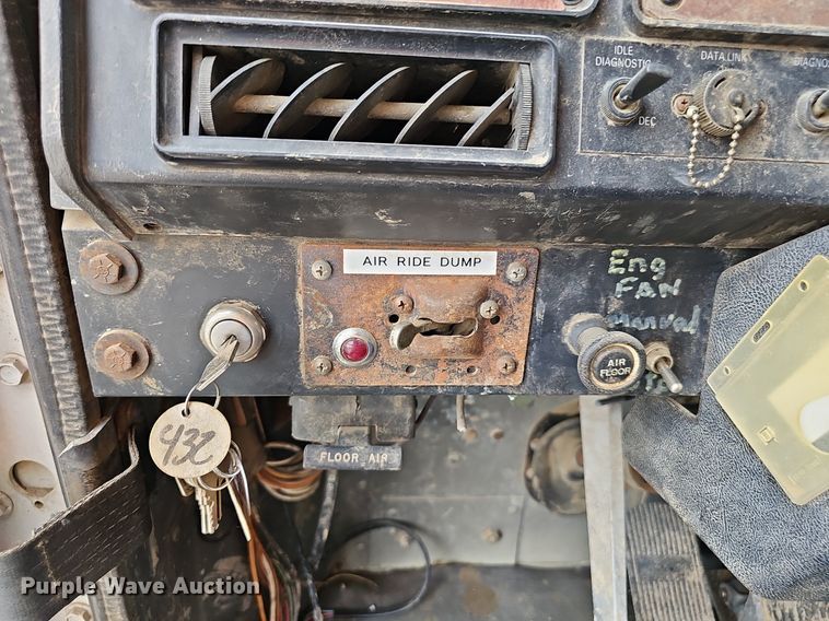 image for item DP6480 1994 International 9200 box truck