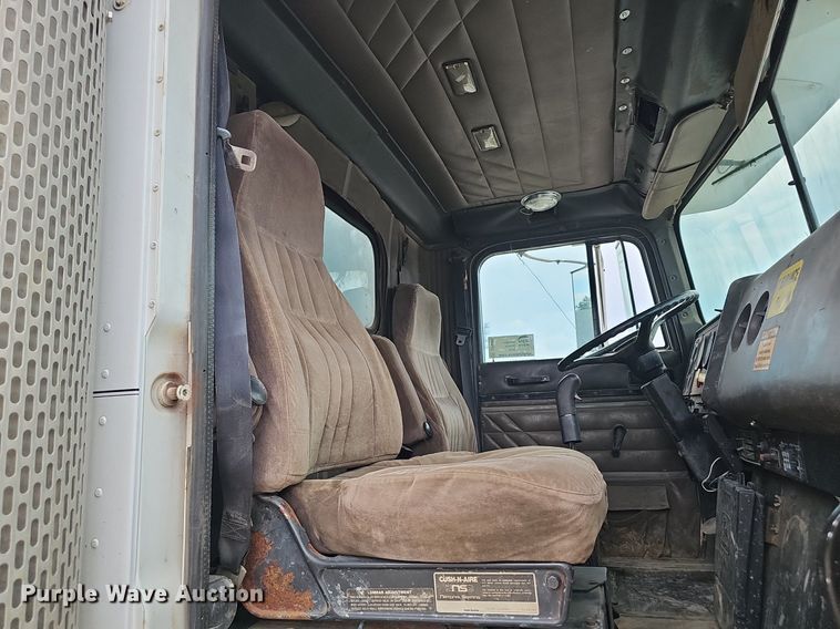 image for item DP6480 1994 International 9200 box truck