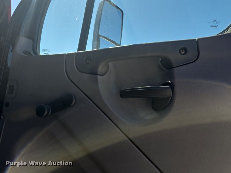 image for item DQ4385 2015 Freightliner  Business Class M2 shuttle bus