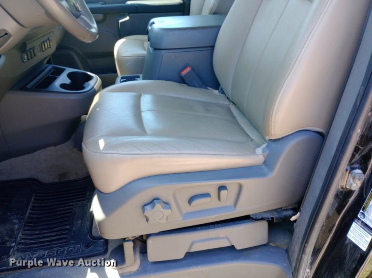 image for item DQ7165 2017 Nissan NV3500 van