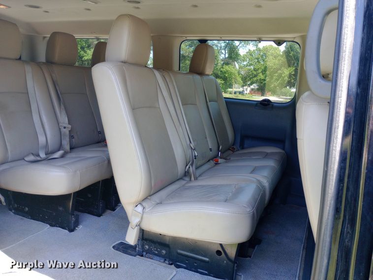 image for item DQ7165 2017 Nissan NV3500 van