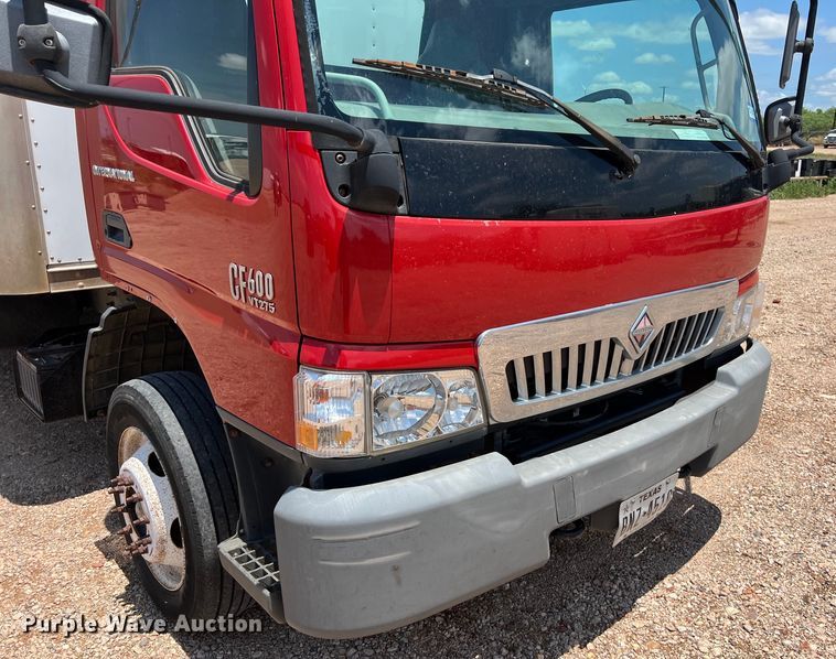 image for item DS3095 2006 International CF600 box truck