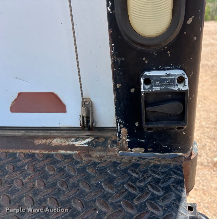 image for item DS3095 2006 International CF600 box truck