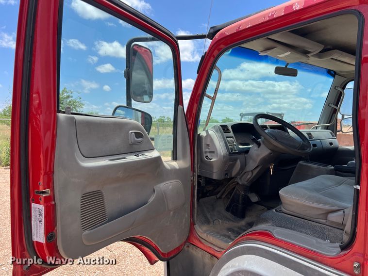 image for item DS3095 2006 International CF600 box truck