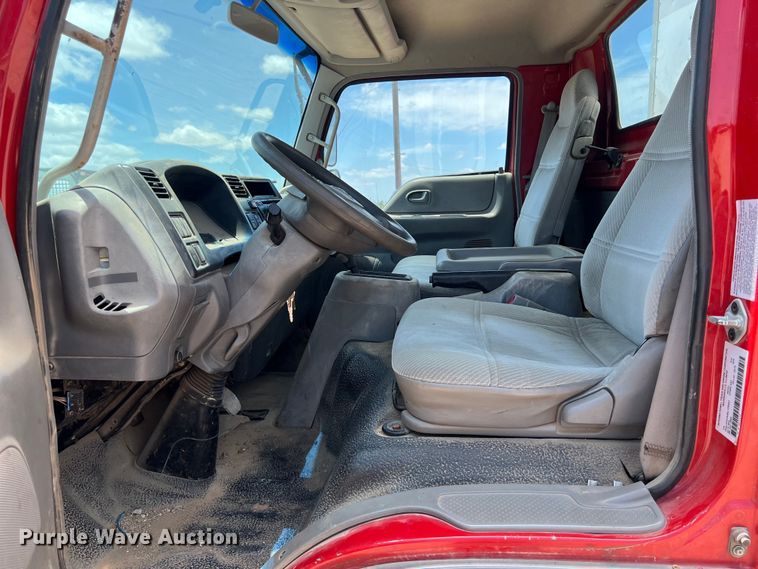 image for item DS3095 2006 International CF600 box truck