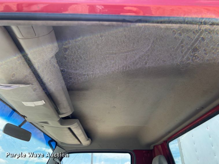 image for item DS3095 2006 International CF600 box truck