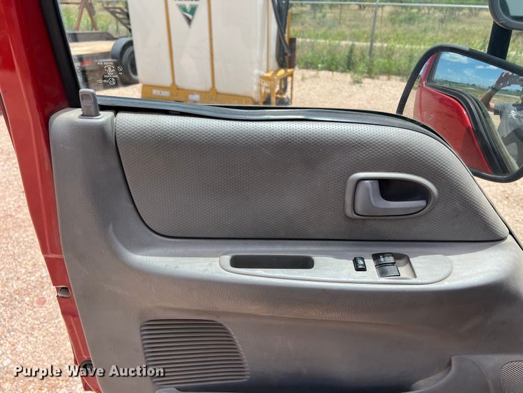 image for item DS3095 2006 International CF600 box truck